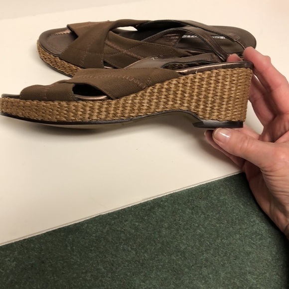 Donald J Pliner cross strap wedge slide. Sz 7 1/2N - Picture 8 of 9